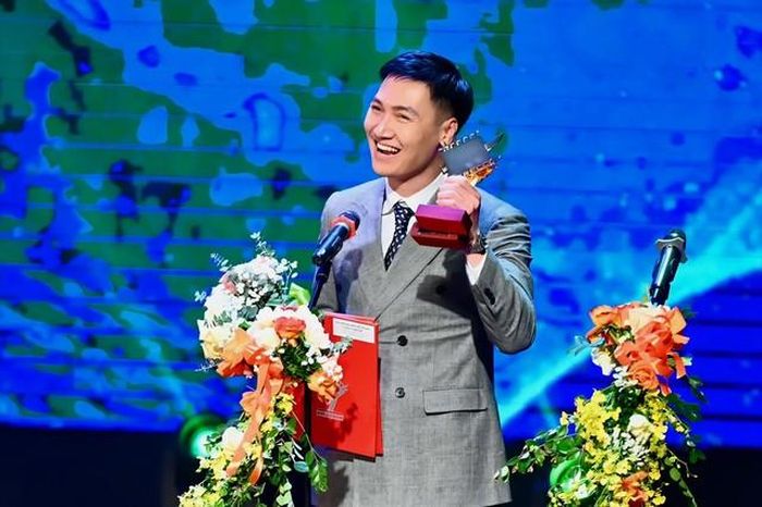 Trong những năm hoạt động nghệ thuật, Mạnh Trường không đóng khung bản thân ở một dạng nhân vật. Anh từng đảm nhận những vai người đàn ông thành đạt, có vẻ ngoài điềm đạm nhưng cũng có lúc phải đối diện với những biến cố, mâu thuẫn và lựa chọn khó khăn.