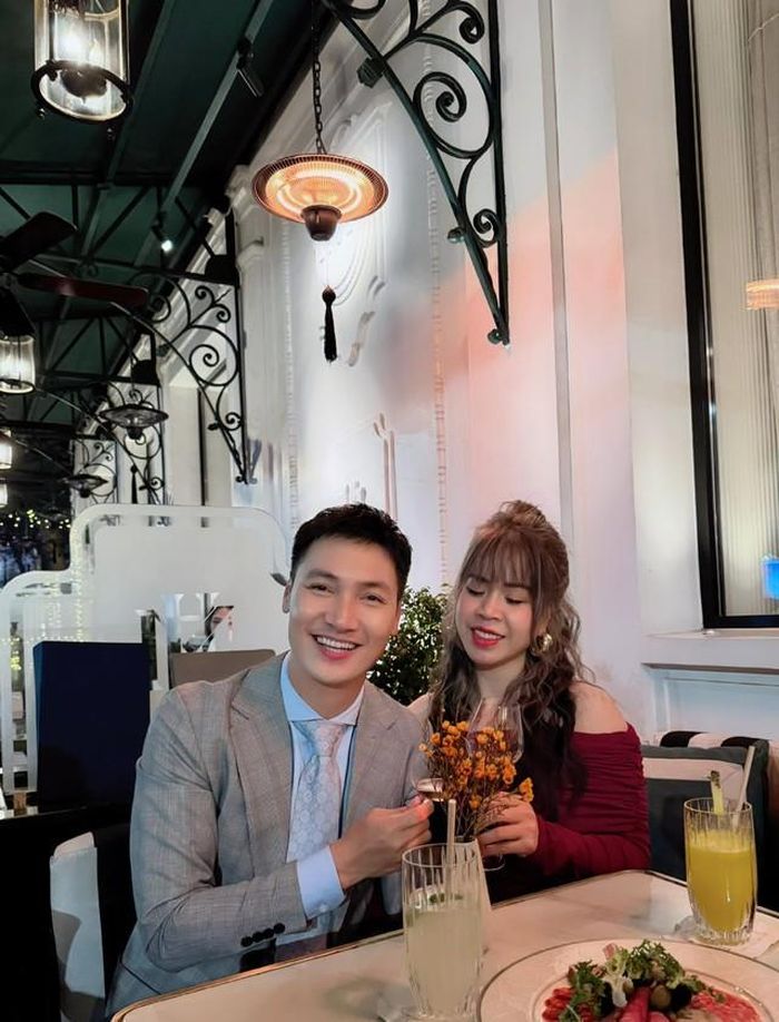 Bên cạnh công việc, Mạnh Trường được biết đến là người khá kín tiếng trong chuyện đời tư. Nam diễn viên lựa chọn cách chia sẻ vừa phải về gia đình và dành phần lớn sự chú ý cho công việc diễn xuất.