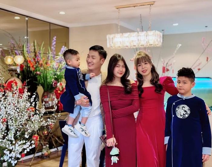 Sự cân bằng giữa công việc và gia đình là điều không dễ dàng đối với một diễn viên thường xuyên phải đi quay xa, làm việc với lịch trình kéo dài. Tuy nhiên, Mạnh Trường từng nhiều lần cho thấy gia đình là một phần quan trọng trong cuộc sống của anh. Trên màn ảnh, nam diễn viên thường xuất hiện với hình tượng người đàn ông mạnh mẽ, quyết đoán. Ngoài đời, hình ảnh của anh lại gần gũi hơn khi xuất hiện bên vợ và các con.