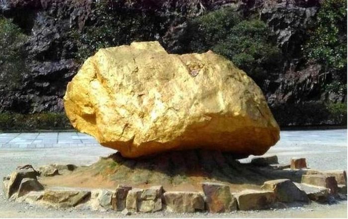 Trong toàn bộ khu công viên, khối vàng khổng lồ được trưng bày ngay lối vào là điểm thu hút lớn nhất. (Ảnh: Sina)