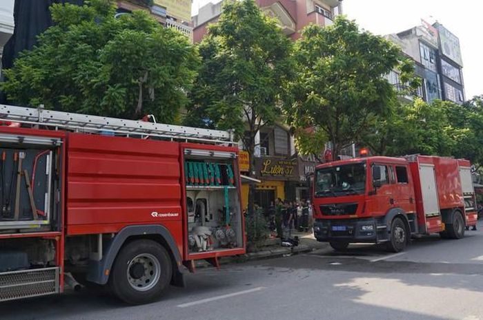 Đám cháy xảy ra tại ngôi nhà số 24 phố Trần Vỹ. Ảnh: Hiếu Trần