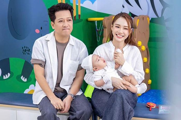 Nhã Phương - Trường Giang khoe ảnh với con út.
