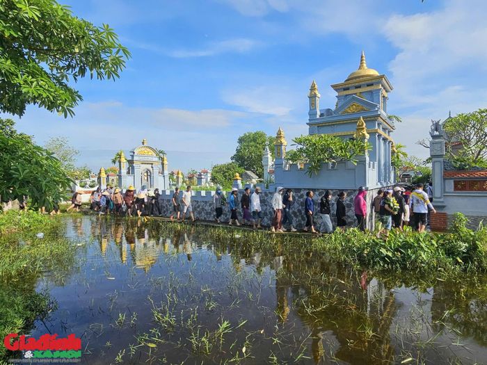Đám tang của nam sinh được tổ chức tại quê nhà ở Ninh Bình.