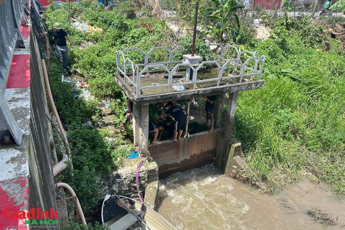 Khu vực tìm thấy thi thể nạn nhân tại cửa cống thoát nước ra sông Nhuệ trên Phố Viên.