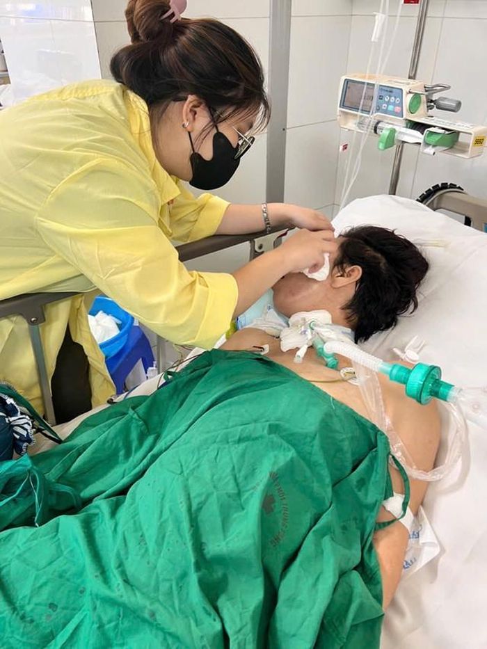 Chị em Linh mong mọi người giúp đỡ để có điều kiện chạy chữa cho mẹ. Ảnh GDCC