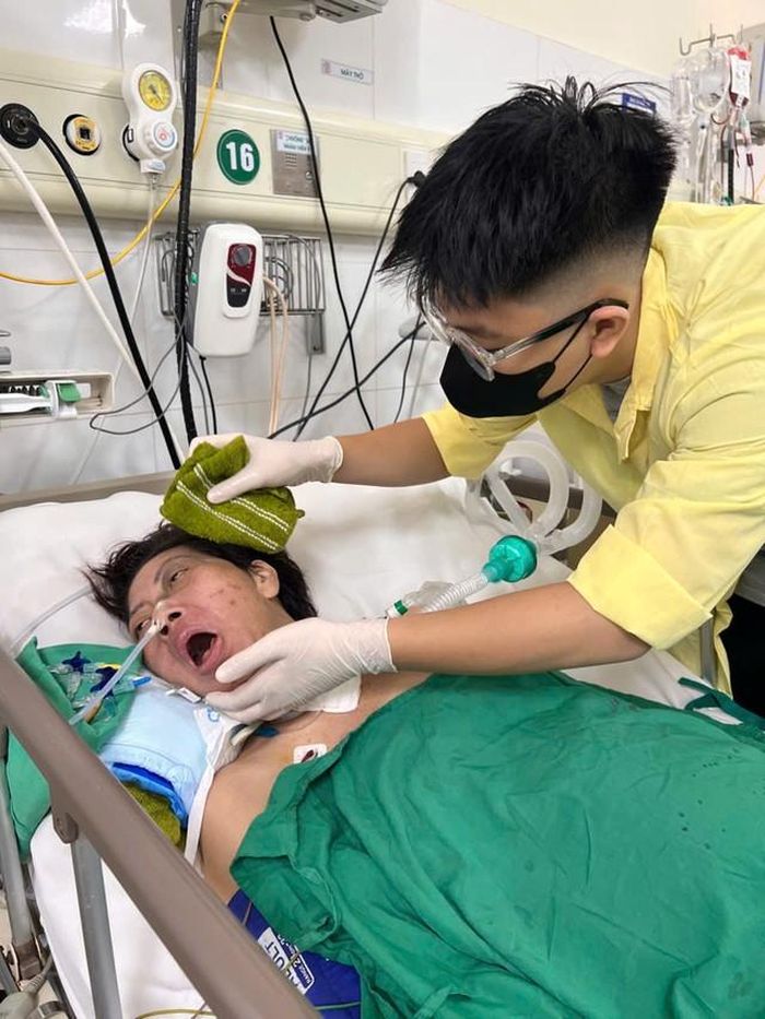 Ngoài giờ đi học, hai chị em Linh thay nhau vào chăm sóc mẹ