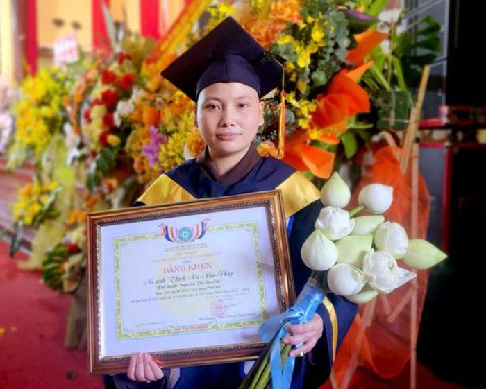 Sư cô Thích Nữ Như Pháp nhận bằng khen vì thành tích học tập xuất sắc - thủ khoa đầu ra năm 2026 Học viện Phật giáo Việt Nam tại Hà Nội. Ảnh: BTC