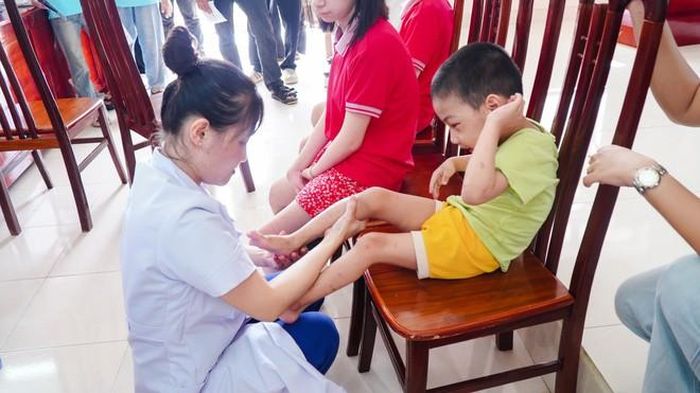 Bác sĩ thăm khám cho trẻ. Ảnh: Lê Linh.