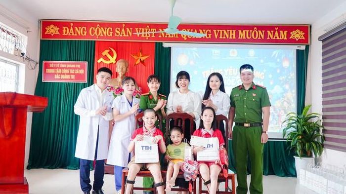 Nhiều phần quà trung thu được trao đến trẻ. Ảnh: Lê Linh.