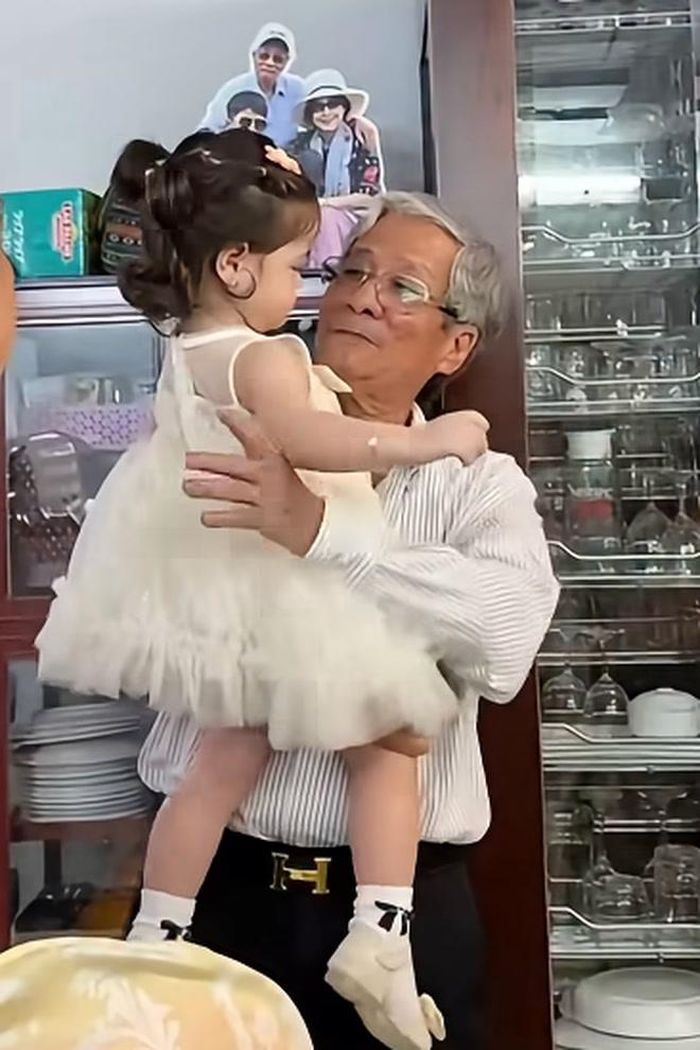 Nhật Kim Anh đưa con gái Julia về Cần Thơ đón sinh nhật anh trai. Bố chồng cũ của Nhật Kim Anh yêu chiều con gái riêng của cô như cháu ruột.