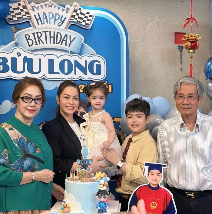 Nhật Kim Anh bên bố mẹ chồng cũ trong tiệc sinh nhật tuổi 12 của con trai.
