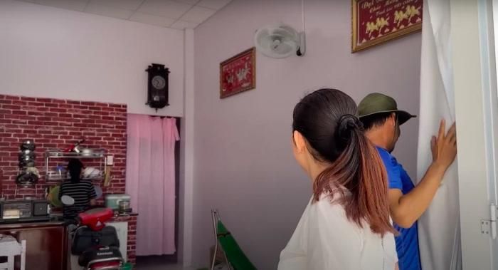 Bên trong nhà cũng rất đặc biệt với rèm màu hồng tím và họa tiết trang trí gạch nổi bật.