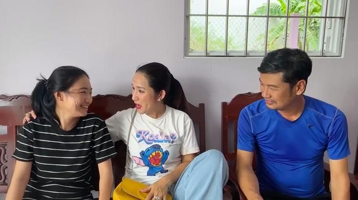 Bên cạnh ngôi nhà nhỏ, là nơi mà vợ chồng Tiết Cương thường xuyên lui về vào mỗi cuối tuần để nghỉ ngơi, cạnh bên, nam nghệ sĩ còn có một mảnh vườn nhỏ để trồng các loại rau. Dù chỉ là nơi nghỉ ngơi mỗi độ cuối tuần, song tổ ấm nhỏ của nghệ sĩ Tiết Cương và vợ kém tuổi khiến nhiều khán giả thích thú.