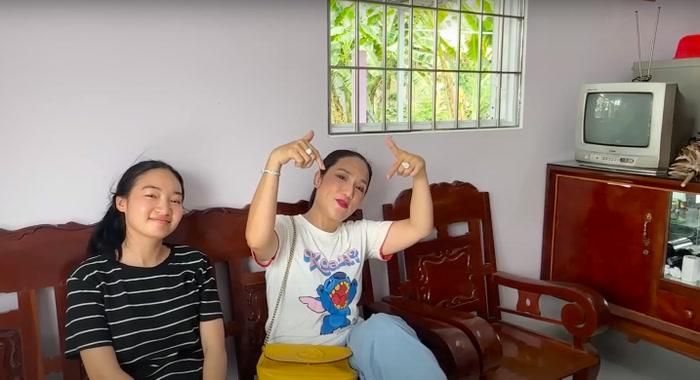 Cát Tường bày tỏ sự thích thú khi tới thăm ngôi nhà độc đáo này.