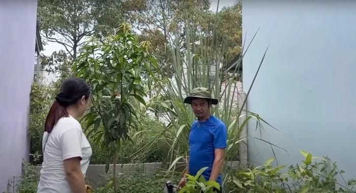 Theo chia sẻ của nghệ sĩ Cát Tường, Tiết Cương là một người vô cùng kín tiếng, ngay cả địa chỉ nhà ở TP HCM anh cũng không chia sẻ với cô. Vì thế sau khi chứng kiến Cát Tường xuống tận nhà mình ở Long An, Tiết Cương đã không khỏi bất ngờ.