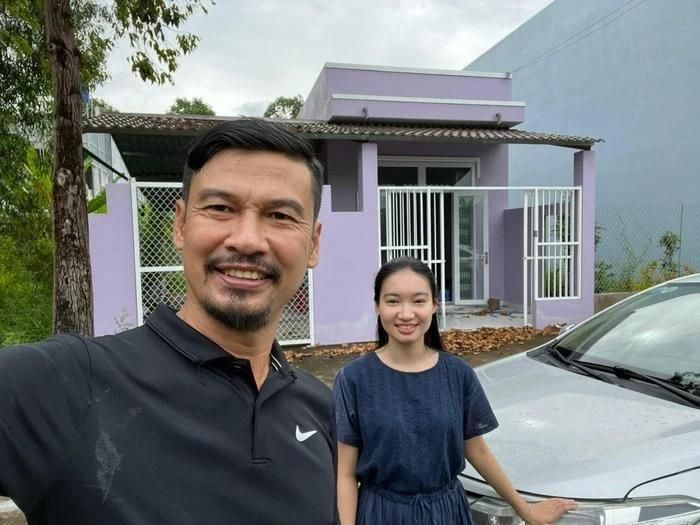 Tiết Cương tạo một mảnh vườn nhỏ, trồng các loại cây như mía, ổi, đu đủ. Anh thấy thoải mái, bình yên và nhịp sống không nhiều thay đổi so với trước kia, gọi vui đây là “cuộc sống nông dân” mà mình hằng mong ước. Căn nhà nhỏ của vợ chồng anh ở Long An khá đặc biệt khi nó được phủ một màu tím mộng mơ. Phụ Nữ Mới thông tin.