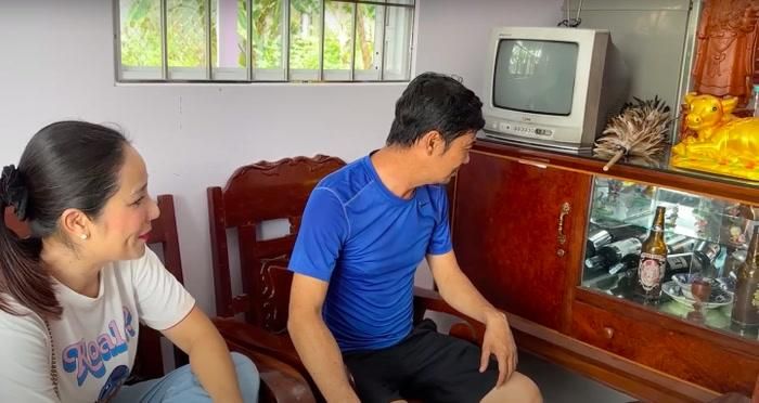 Từ chiếc TV đến những chai rượu xưa được Tiết Cương giữ gìn cẩn thận.