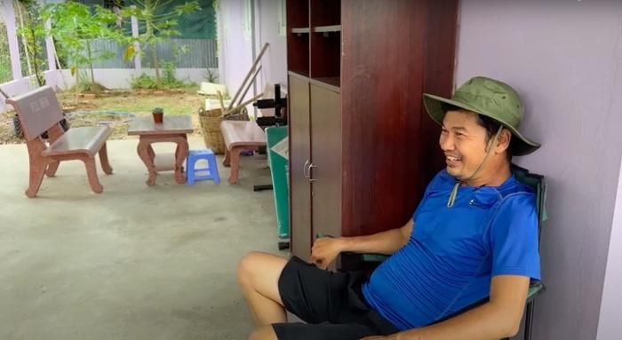 Tất cả đều sơn màu tím. Vật dụng đơn giản cho thấy một cuộc sống nhẹ nhàng, bình yên.