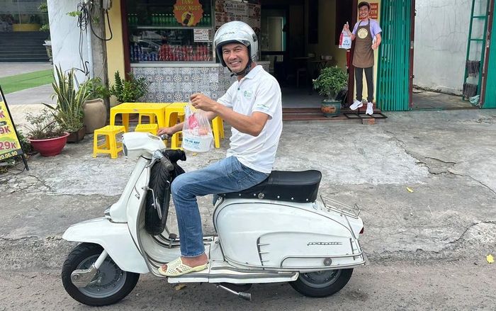 Những ngày đầu, doanh thu còn thấp nên Tiết Cương ôm nhiều việc để tiết kiệm chi phí. Anh phụ bếp, nhận đơn, đóng gói đồ ăn, có hôm chạy xe giao hàng để nhân viên ở lại trông quán. Vợ anh, Ngọc Thưởng, vừa trông con vừa tranh thủ livestream bán hàng nên không đỡ đần được nhiều. Dù vậy, anh vẫn xoay xở ổn vì quán chưa quá đông khách. Gần đây, Tiết Cương làm việc nhiều hơn để dành dụm cho tương lai của con trai, bé Nghé, gần hai tuổi. Từ khi có con, anh cùng lúc đóng phim, sản xuất nội dung, đánh giá xe, môi giới bất động sản và nay thêm quán lẩu.