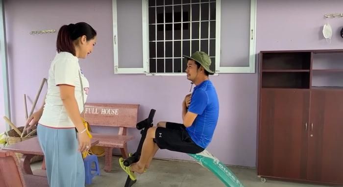 Anh vẫn duy trì thói quen tập thể dục nên sân nhà không thể thiếu dụng cụ như một phòng tập nhỏ.