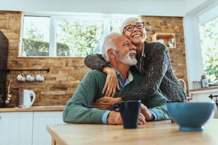 Sau tuổi 60, việc duy trì sự kết nối cảm xúc và sự trân trọng lẫn nhau chính là bí quyết giữ lửa hôn nhân bền vững. Ảnh minh họa: iStock