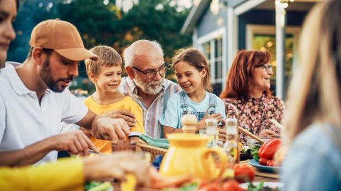 Biết cách lùi lại một bước, tôn trọng không gian riêng của con cái là bí quyết giúp giữ gìn hòa khí và hạnh phúc gia đình. Ảnh minh họa: iStock