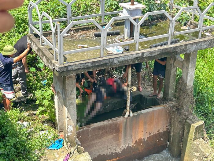 Hơn 24 giờ sau cuộc tìm kiếm dọc tuyến thoát nước, đến khoảng 11h20 ngày 18/9, thi thể của em S. mới được tìm thấy và vớt lên tại khu vực cửa phai sông Nhuệ (phường Thượng Cát) - điểm xả cuối cùng của hệ thống thoát nước.