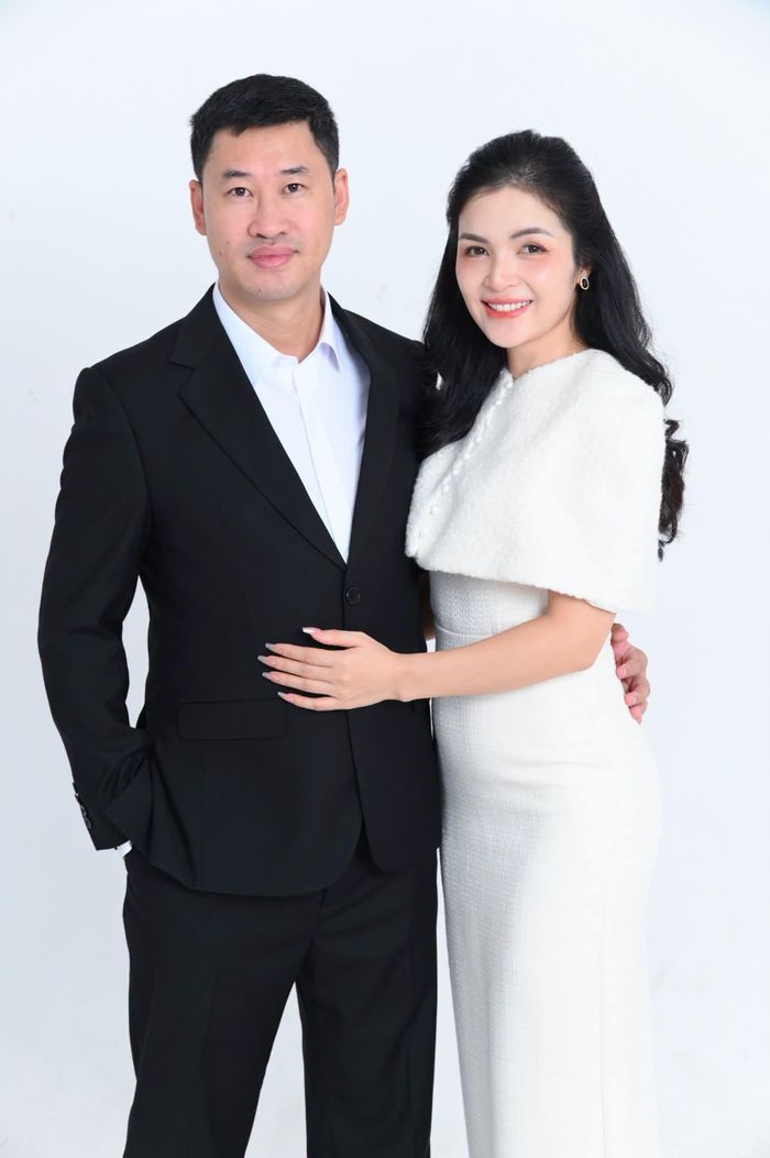 MC Nguyễn Hằng "Chị kính hồng" kỷ niệm 10 năm ngày cưới: "Trộm vía một thập kỷ như một cái chớp mắt, mở mắt ra nhìn lại đã thấy là một cặp đôi U40 vẫn đang vật lộn với bộn bề, và vẫn nắm tay nhau vượt nhiều khổ ải".
