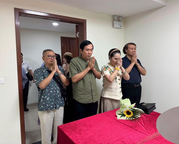 NSƯT Trần Đức chia sẻ khoảnh khắc cùng vợ chồng NS Đỗ Kỷ - Lan Hương và NSND Nguyễn Hải cúng giỗ tổ nghề: "Ngày giỗ tổ nghề… nhớ ơn các bậc tiền nhân trong làng sân khấu".
