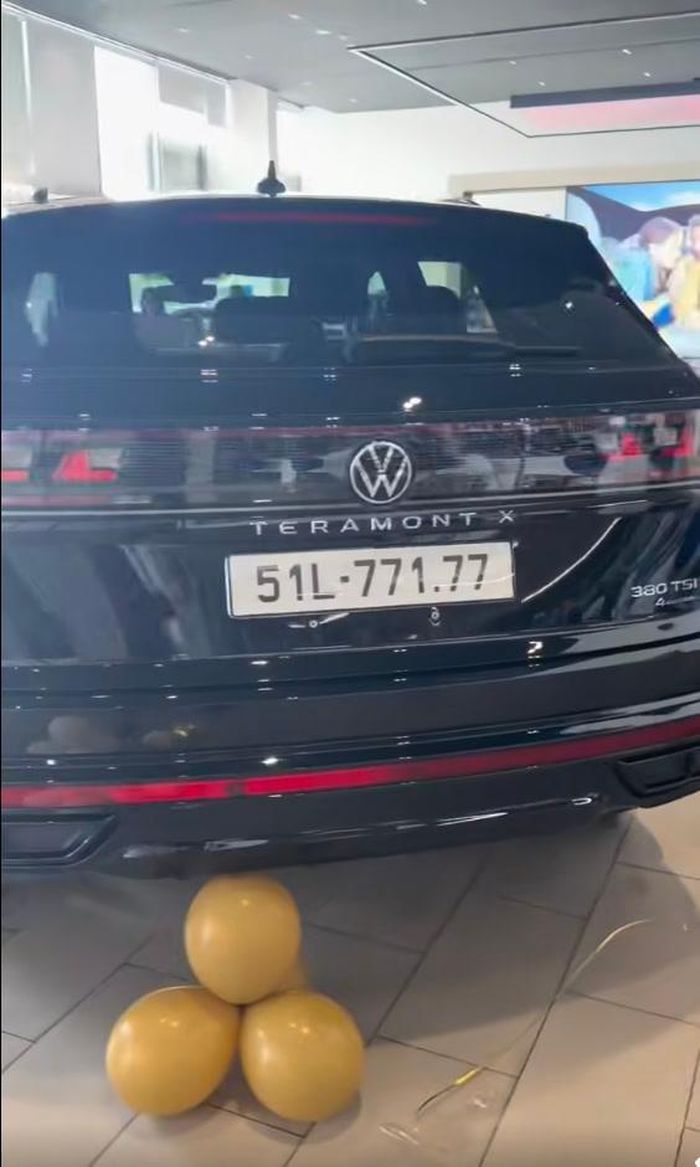 Huy Khánh sắm ôtô Volkswagen Teramont X sau thời gian dành dụm. Anh cho biết thấy chủ động và thoải mái hơn khi có xe riêng để đi lại, chạy show. "Tuyệt vời lắm, mình có bồ mới mang quốc tịch Đức nhé... Đúng là viên Kim Cương đen của anh", nam diễn viên hài hước chia sẻ.