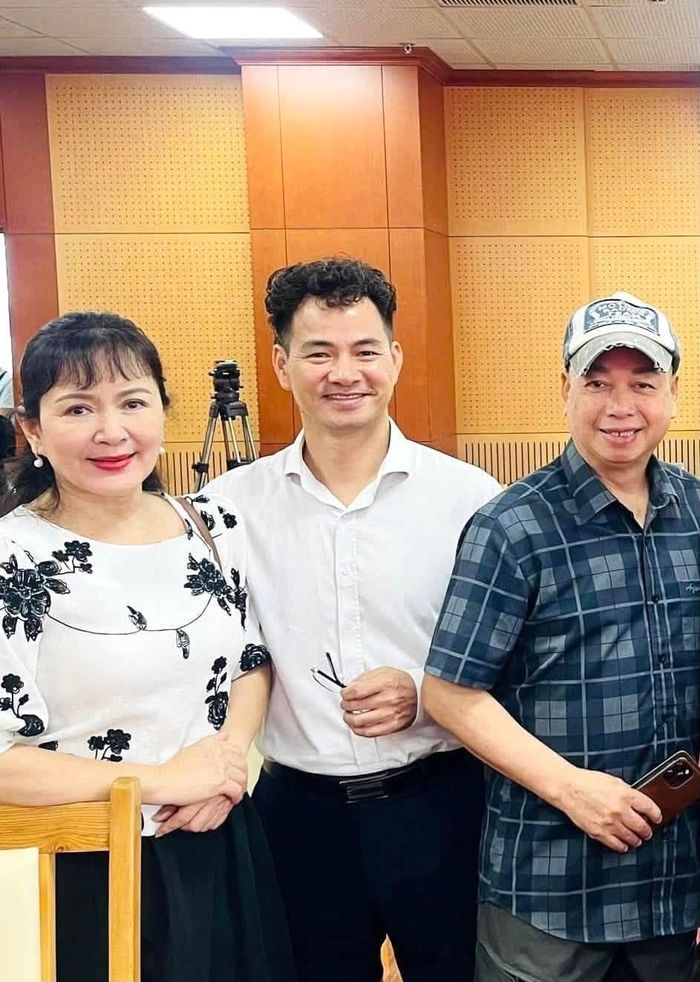Minh Hòa chia sẻ hình ảnh cùng anh chị em nghệ sĩ: Xuân Bắc, Lan Hương "Em bé Hà Nội", Minh Vượng... gặp nhau trong Ngày sân khấu Việt Nam - Giỗ tổ nghề sân khấu dân tộc.