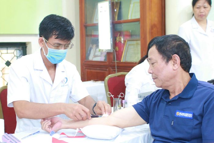 Khám sức khoẻ định kỳ cho người dân phường Kim Liên.  Ảnh: TB