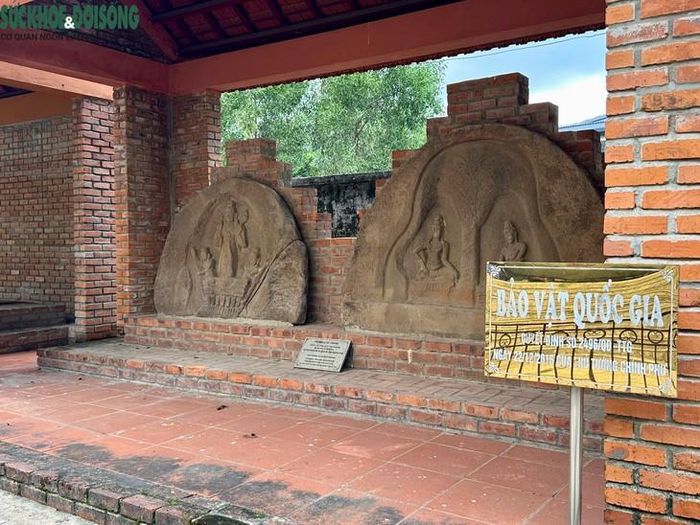 Hai bức phù điêu Lá Nhĩ Trà Liên được công nhận là Bảo vật Quốc gia, đang được trưng bày tại Bảo tàng tỉnh Quảng Trị cơ sở 2. Hai bức phù điêu được phát hiện tại di tích tháp Chăm Trà Liên tại xã Triệu Giang, huyện Triệu Phong, tỉnh Quảng Trị cũ. Phù điêu chạm khắc hình thần mặt trời Surya, thần Shiva và nữ thần Uma (theo tín ngưỡng người Chăm) trên chất liệu đá sa phiến, có niên đại vào khoảng nửa cuối thế kỷ IX. Ảnh: Hùng Trần.