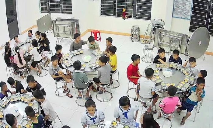 Học sinh vùng bị ảnh hưởng bởi sạt lở đã trở lại trường, ổn định học tập và sinh hoạt tại khu bán trú tối 20/9. Ảnh: Y.N.