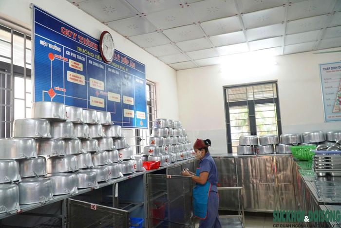 Việc kiểm soát nguồn gốc, chất lượng thực phẩm là một trong những yêu cầu được các trường chú trọng khi tổ chức bữa ăn bán trú. Ảnh: Song Hoàng.