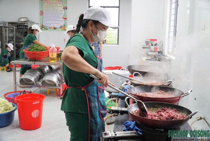 Nhân viên bếp chuẩn bị suất ăn bán trú cho học sinh. Ảnh: Song Hoàng.