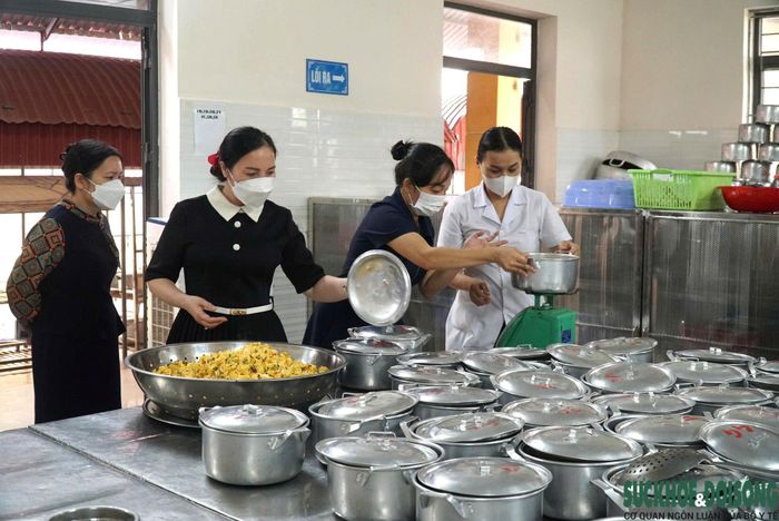 Học sinh Trường Tiểu học Vinh Phú 1 dùng bữa ăn bán trú tại trường. Ảnh: Song Hoàng
