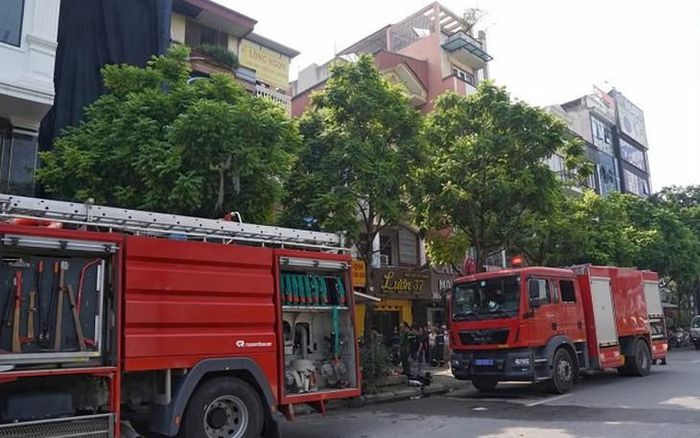 Các xe cứu hỏa có mặt tại hiện trường vụ cháy. Ảnh: B.H.