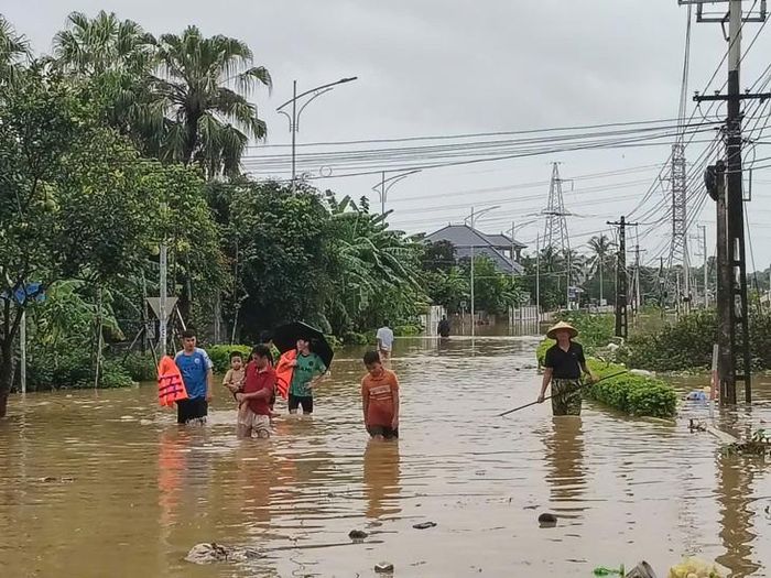 Nhiều khu dân cư ngập sâu trong nước. Ảnh: Ngọc Hưng.