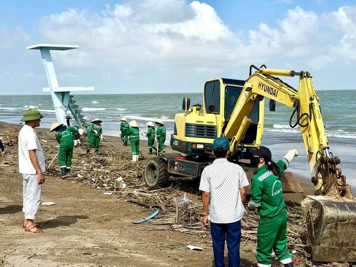 Dọn dẹp các bãi biển. Ảnh: UBND phường Sầm Sơn.