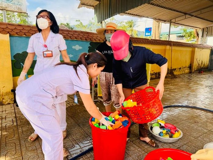 Lực lượng y tế phối hợp các trường học dọn dẹp vệ sinh. Ảnh: Ngọc Hưng.