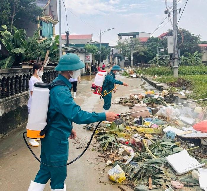 Lực lượng chức năng phun tiêu độc, khử trùng. Ảnh UBND phường Hàm Rồng.