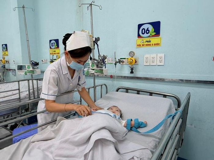 Bệnh nhi mắc tay chân miệng điều trị tại Bệnh viện Nhi đồng 1. Ảnh: P.Thương.