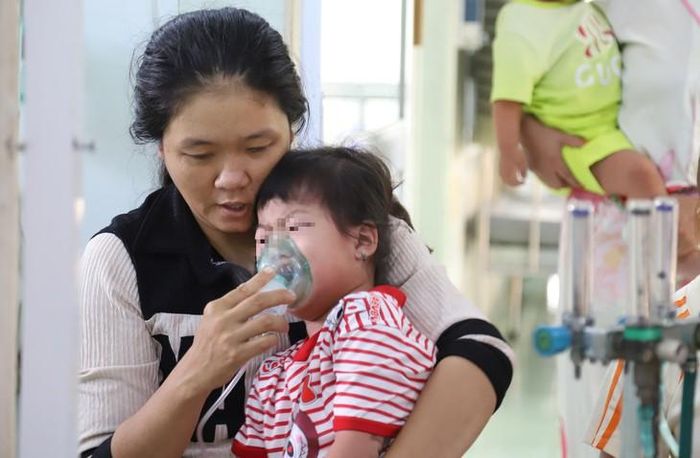 Thời tiết thất thường, trẻ có nguy cơ mắc các bệnh hô hấp. Ảnh: P.Thương.