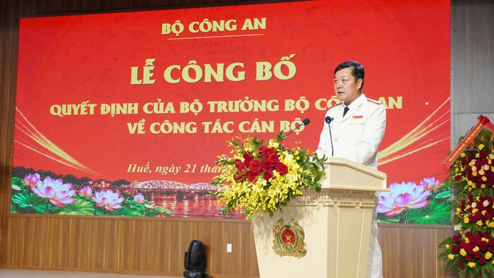 Đại tá Nguyễn Đình Dương, Giám đốc Công an TP Huế phát biểu tại buổi lễ. Ảnh: CA.