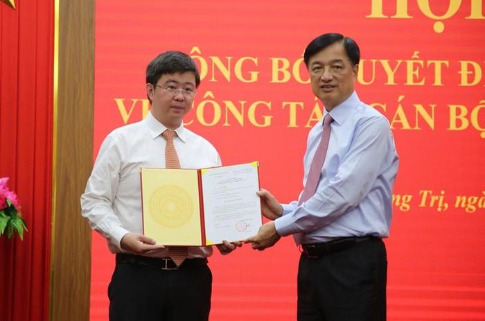 Đồng chí Nguyễn Duy Ngọc, Ủy viên Bộ Chính trị, Bí thư Trung ương Đảng, Trưởng Ban Tổ chức Trung ương trao Quyết định và tặng hoa chúc mừng đồng chí Bùi Hoàng Phương. Ảnh: Quốc Việt.