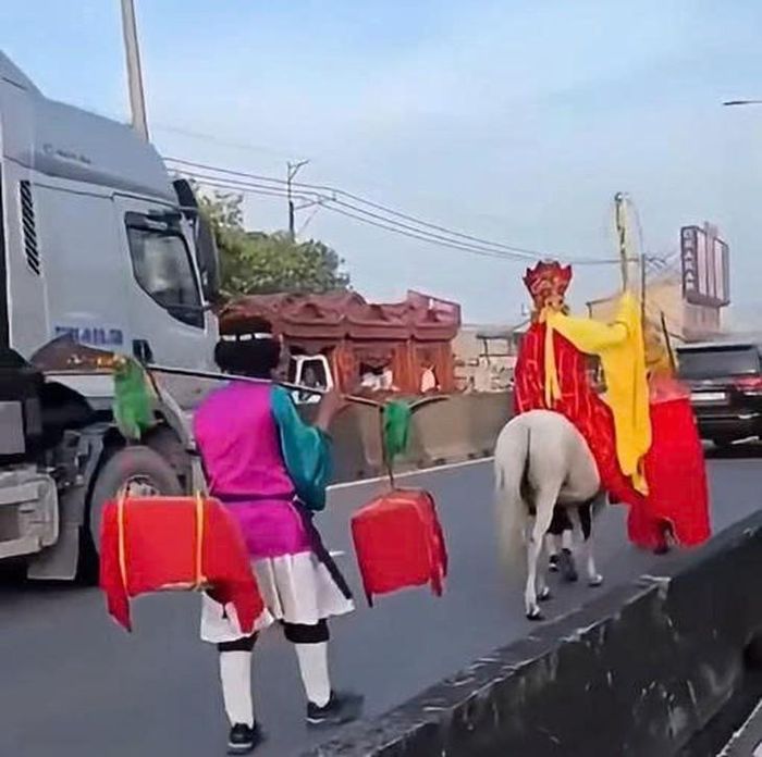 Hình ảnh “thầy trò Đường Tăng” cưỡi ngựa, đi bộ giữa làn ô tô. Ảnh: CACC.