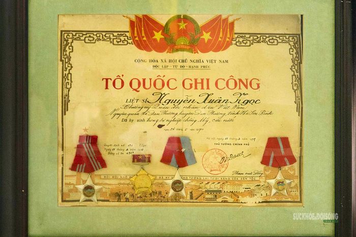 Bằng "Tổ quốc ghi công" của liệt sĩ Nguyễn Xuân Ngọc được gia đình lưu giữ nhiều năm qua. Ảnh: Tuấn Anh