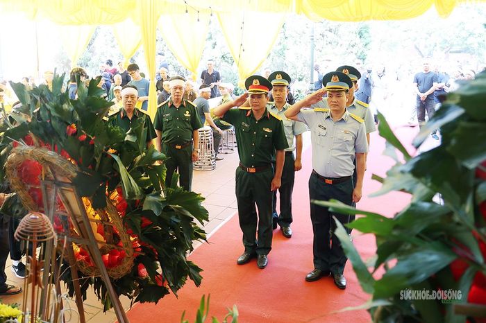 Trung tá Lê Thanh Hải (bên phải) cùng cán bộ, chiến sĩ dâng hương, tri ân liệt sĩ trong lễ đón nhận hài cốt về quê. Ảnh: Tuấn Anh