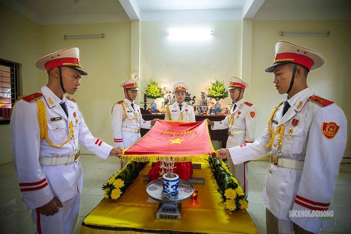 Nghi lễ phủ cờ Tổ quốc lên linh cữu liệt sĩ được cử hành trang nghiêm. Ảnh: Tuấn Anh